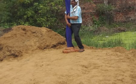 ग्राम समाज की भूमि पर कुछ दलित समाज के लोगो द्वारा रातोरात मिट्टी का भराव करते हुए उस पर नीला झंडा लगा देने सहित बाबा भीमराव अंबेडकर की फ़ोटो रखी…