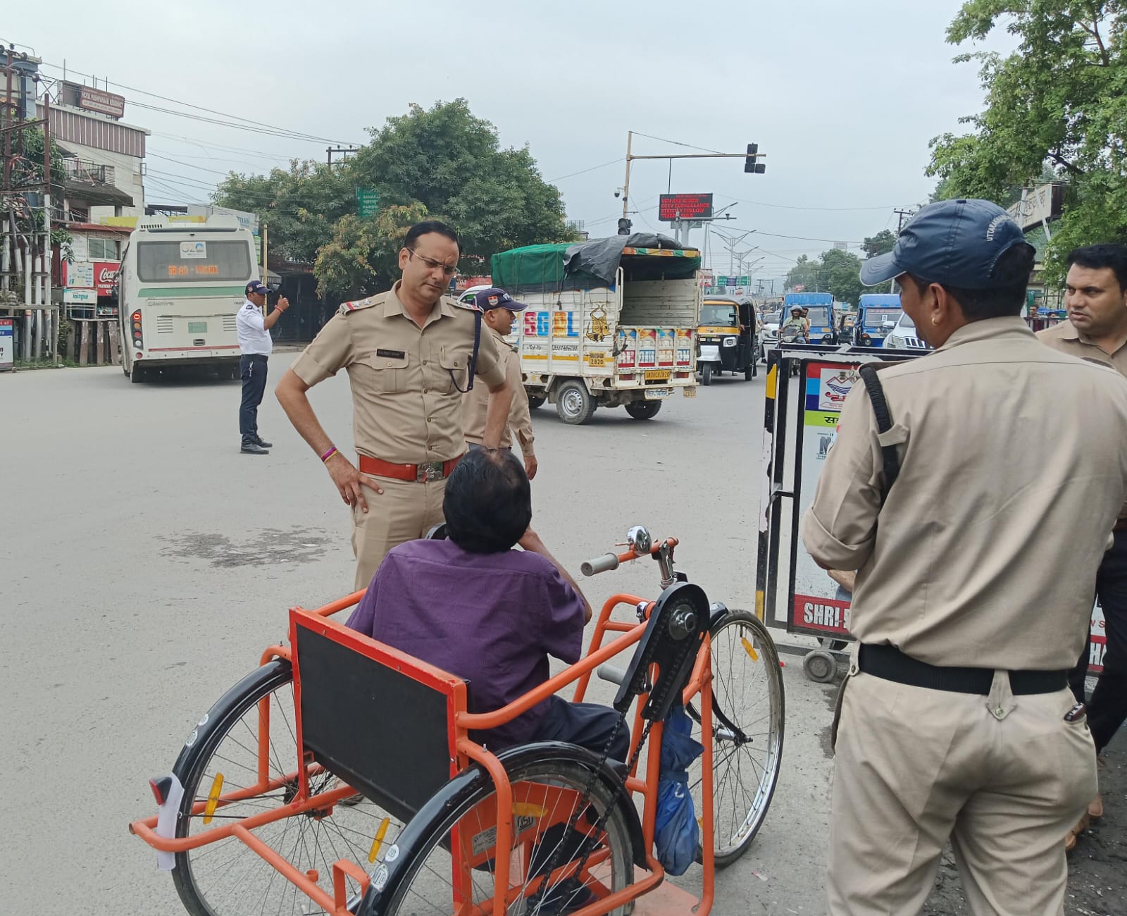 एसएसआइ कुलदीप शाह अपने क्षेत्र की सुरक्षा व्यवस्था का जायजा लेते हुए
