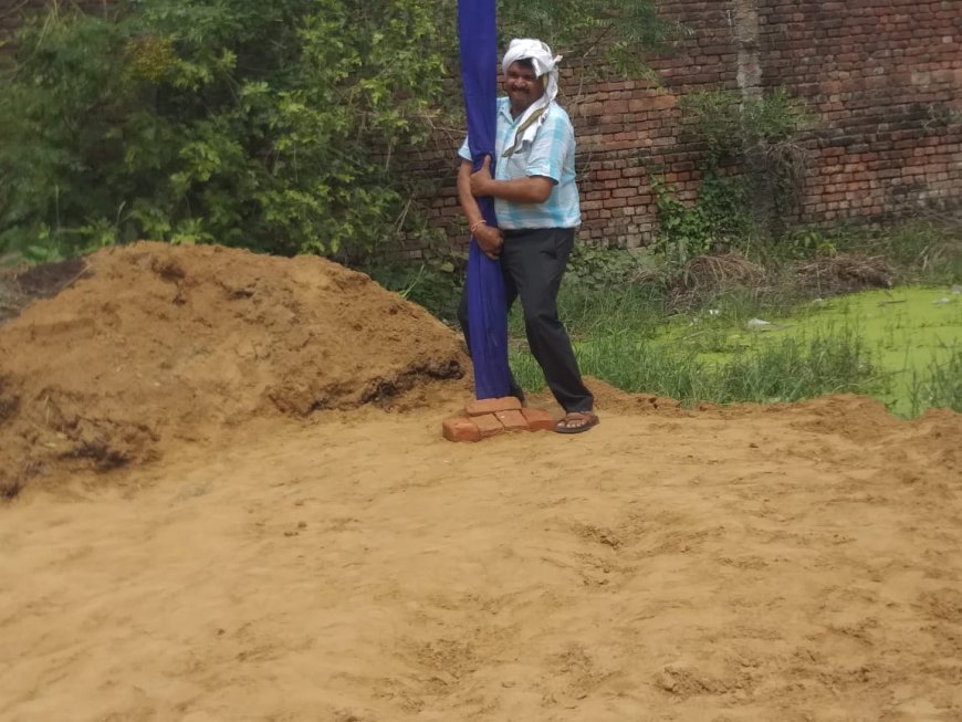 ग्राम समाज की भूमि पर कुछ दलित समाज के लोगो द्वारा रातोरात मिट्टी का भराव करते हुए उस पर नीला झंडा लगा देने सहित बाबा भीमराव अंबेडकर की फ़ोटो रखी…