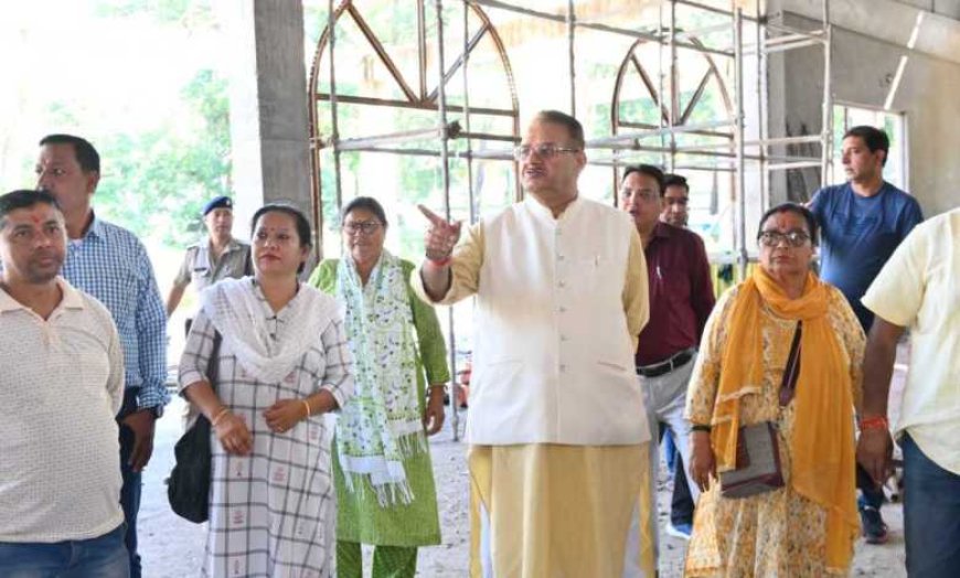 गढ़ीकैंट में निर्माणाधीन सामुदायिक भवन का निरीक्षण करते कैबिनेट मंत्री गणेश जोशी