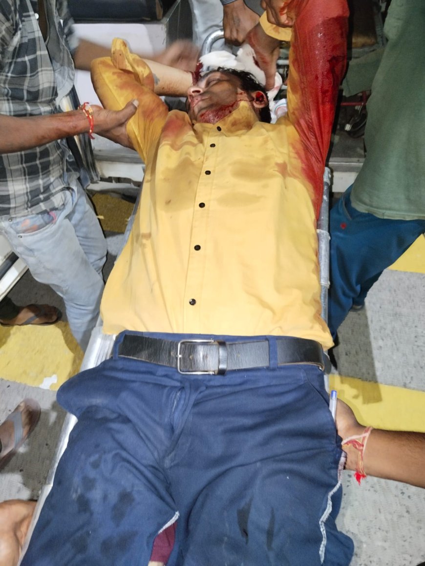 एक दर्दनाक हादसे में  निराश्रित गौवंश से टकराकर स्कूटी सवार युवक गंभीर रूप से घायल हो गया।