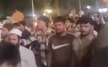 मुस्लिम संप्रदाय के नबी पर एक व्यक्ति द्वारा आपत्तिजनक कमेंट किए जाने परपटेल नगर क्षेत्र में एक विशेष समुदाय द्वारा एकत्रित होकर मुख्य मार्ग को अवरूद्ध करते हुए हुडदंग व धार्मिक उन्माद फैलाने तथा धार्मिक टिप्पणियां करते हुए लोगों को उकसाने का प्रयास किया