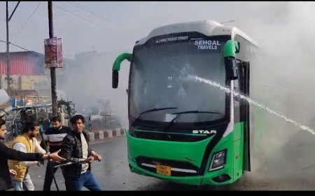 Dehradun: बस में लगी आग, दमकल और पुलिस टीम ने 40 छात्रों का किया रेस्क्यू, तमिलनाडु से टूर पर थे निकले