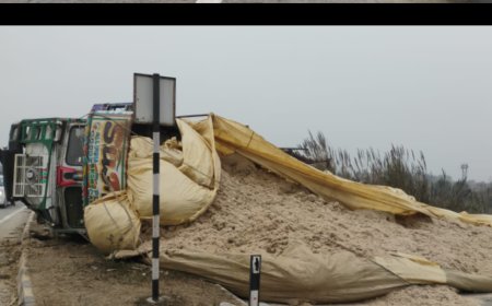 स्टीयरिंग रॉड टूटने से गन्ने की खोई से भरा ट्रक हाईवे पर पलटा, यातायात रहा बाधित